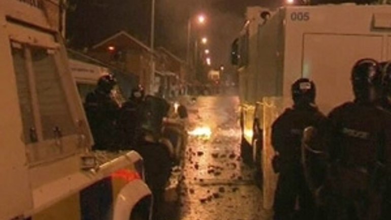 В Северной Ирландии состоялись столкновения между протестантами и полицией - фото 1