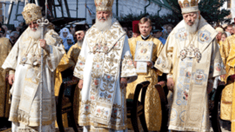 В день Крещения Киевской Руси Предстоятели трех Православных Церквей совершили Литургию на Соборной площади Киево-Печерской Лавры - фото 1