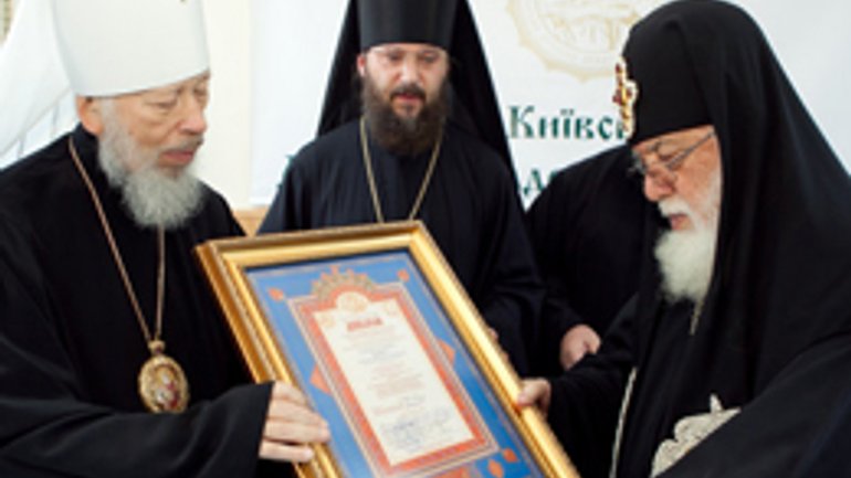 Католікос-Патріарх Ілля ІІ отримав від Глави УПЦ диплом доктора богослов'я «Honoris causa» - фото 1