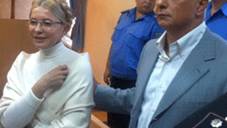 Ю.Тимошенко в суде передали цветы и мак от Патриарха Филарета - фото 1