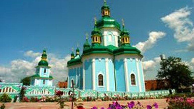 Патриарх Кирилл освятил собор в Черновцах и наградил орденами Дмитрия Фирташа и Юрия Бойко - фото 1
