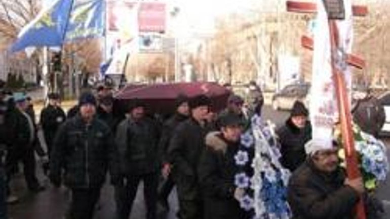 В УПЦ (МП) осудили акцию чернобыльцев с гробом - фото 1
