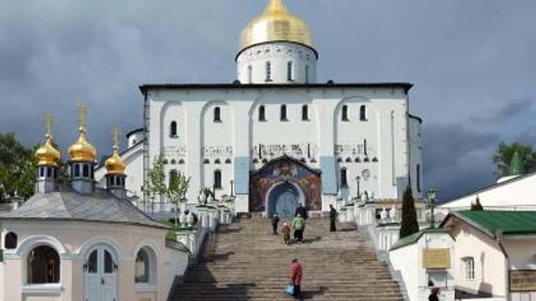 Priests of UOC-MP Accused of Dishonest Gathering of Signatures in Support of Privatization of Pochayiv Monastery - фото 1