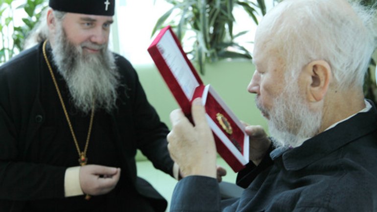 Глава УПЦ отримав частку мощей святителя Іоанна Милостивого - фото 1