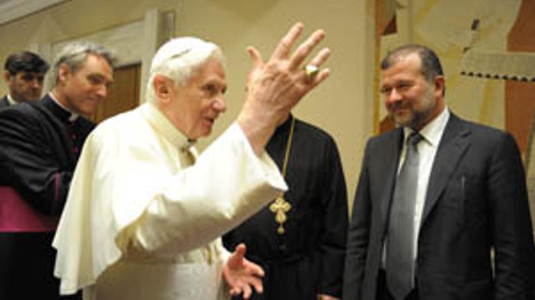 Віктор Балога на аудієнції вручив Папі подарунки від В.Януковича - фото 1