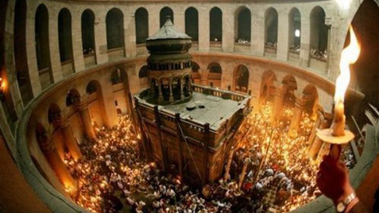 Благодатный огонь сошел в храме Гроба Господня в Иерусалиме - фото 1