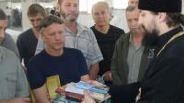 Священник УПЦ (МП) посетил заложников-украинцев в Ливии - фото 1