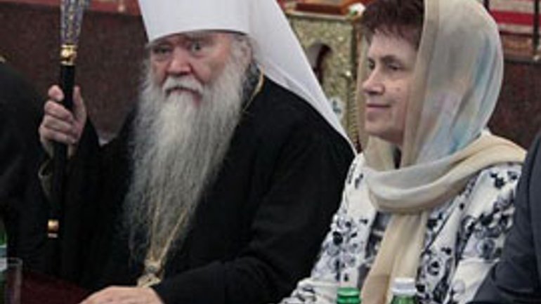 Людмила Янукович вручила дипломы богословам - фото 1