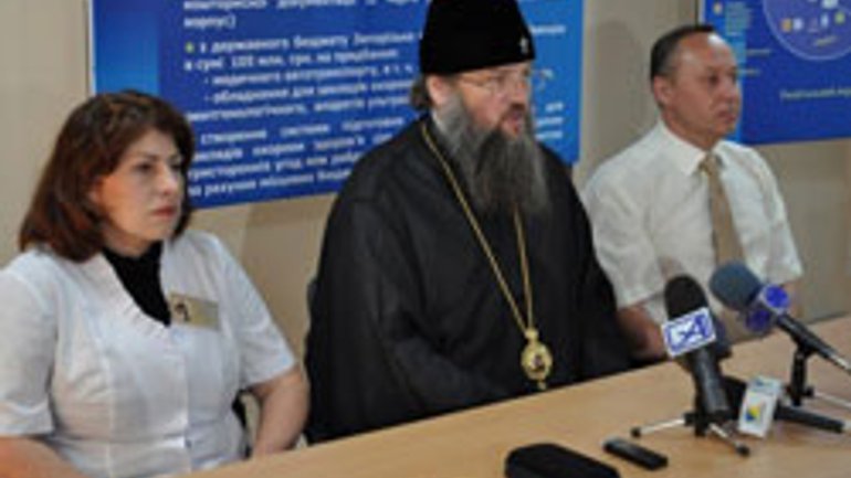 Архиєпископ УПЦ (МП) передав хворим дітям інсулінові помпи - фото 1