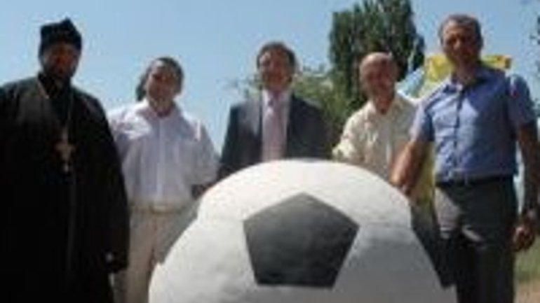 На Запорожье при участии представителей УПЦ (МП) открыли памятник, посвященный Евро-2012 - фото 1