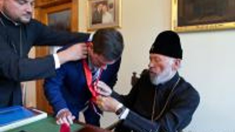 Предстоятель УПЦ нагородив міського голову Одеси Олексія Костусєва церковним орденом - фото 1