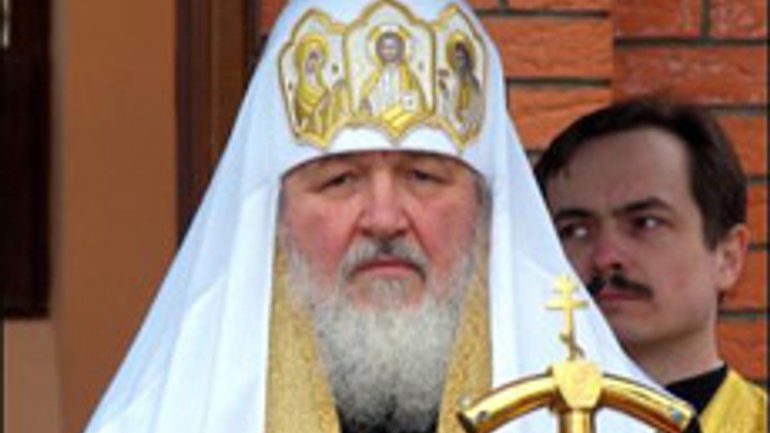 Патріарху Кирилу принесли «в подарунок» срібну калошу - фото 1