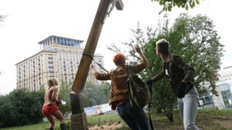 В УПЦ (МП) закликали ЗМІ та суспільство ігнорувати "богохульні витівки" FEMEN - фото 1