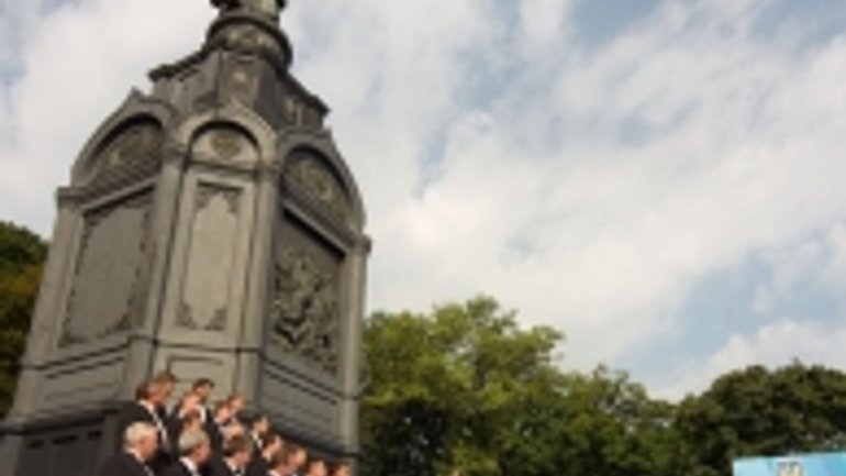 У памятника Святому Владимиру состоялось торжественное мероприятие «Объединяемся для Украины» - фото 1