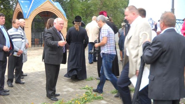 На Сумщині єпископ УПЦ (МП) агітував за кандидата від Партії регіонів - фото 1
