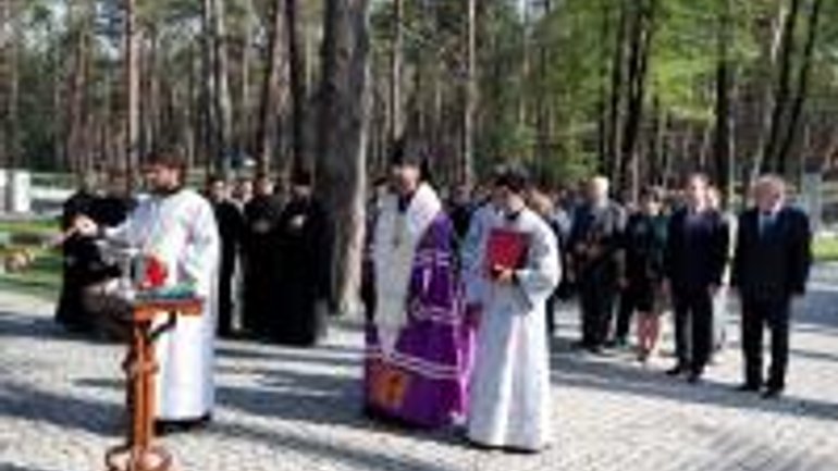 Архиепископ УПЦ (МП) освятил Памятный знак на месте захоронения жертв политических репрессий - фото 1