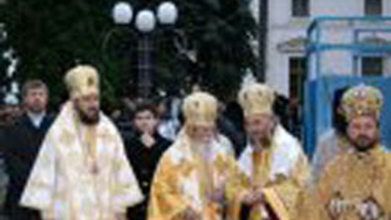 Архиепископ УПЦ (МП) подарил Патриарху Румынской Православной Церкви икону Агапита Печерского - фото 1