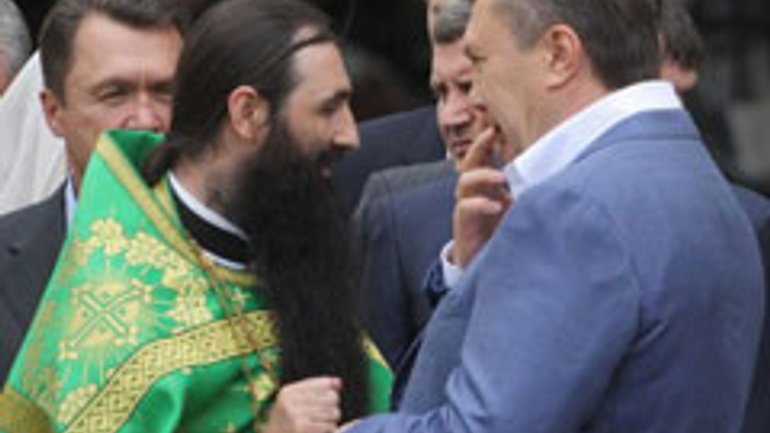 Церковь должна быть над политикой - Янукович представителям ВСЦиРО - фото 1