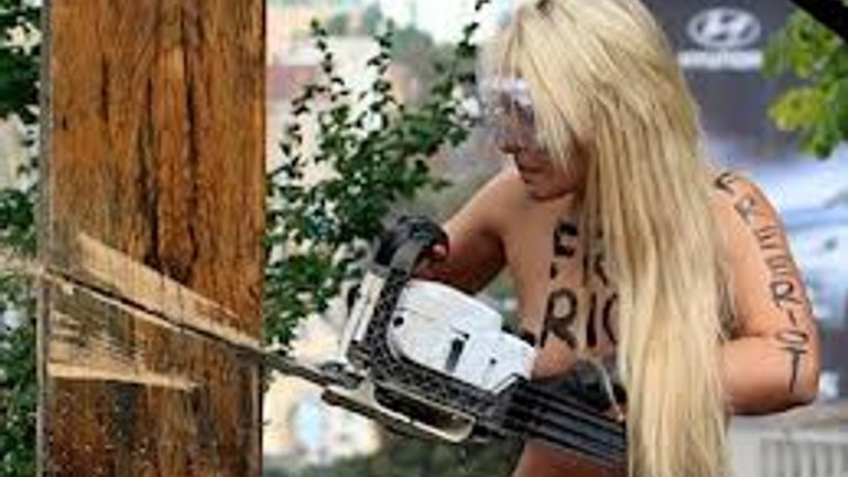 Лідерку FEMEN допитали за спиляний хрест - фото 1