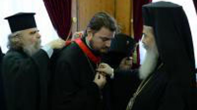 Патриарх Феофил наградил архиепископа УПЦ (МП) высшей наградой Иерусалимской Церкви - фото 1