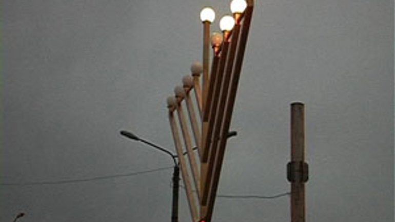 Рабин Севастополя щодня запалює по одній свічці на великій менорі у центрі міста - фото 1