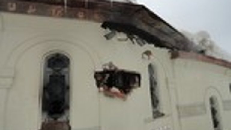 Сожжена часовня УПЦ (МП) возле фундамента Десятинной церкви - фото 1