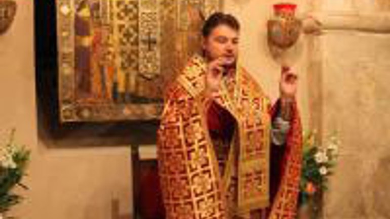 Священнослужителі УПЦ (МП) помолилися за Україну біля гробниці святого Миколая - фото 1