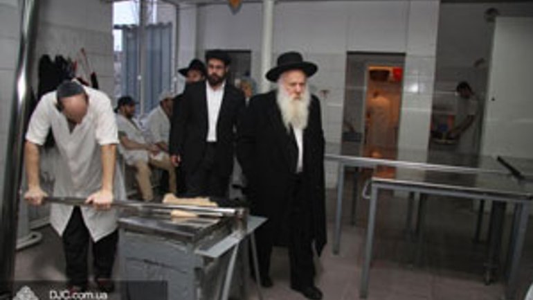 Ізраїльський рабин інспектував дніпропетровську мацепекарню - фото 1