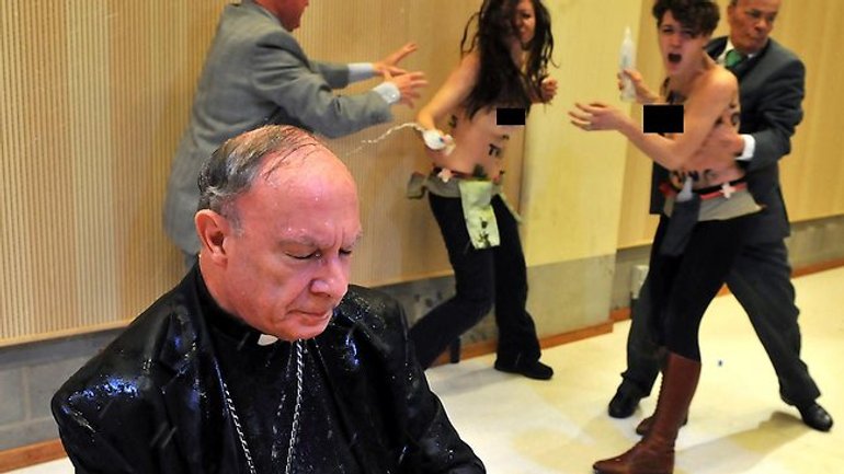 Напівоголені представниці FEMEN зірвали лекцію архиєпископа Андре-Йозефа Леонарда - фото 1