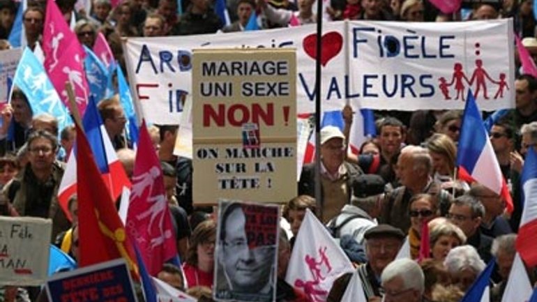 Французькі ЗМІ знову не помітили мільйонний марш проти одностатевих шлюбів у Парижі - фото 1