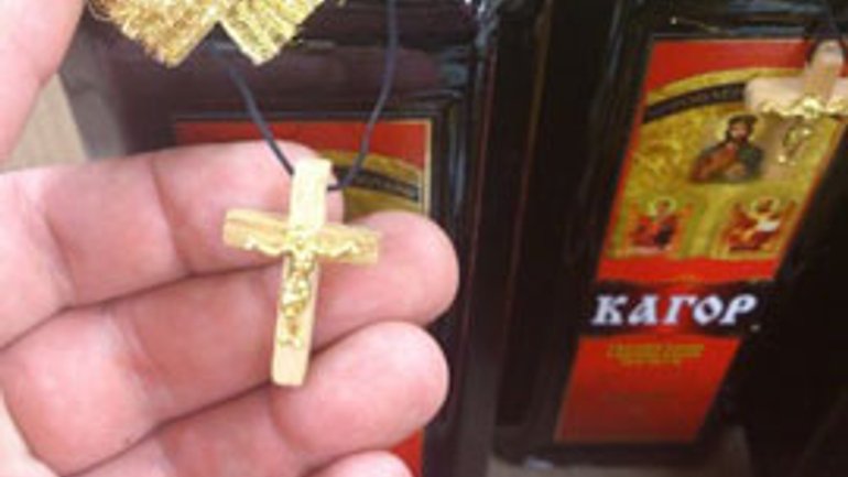 Клирика УПЦ (МП) возмутили крестики и имитация священнического облачения на бутылках «Кагора» - фото 1