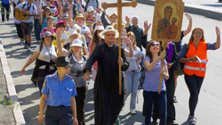 Римо-католики вирушили у VII піше паломництво «Донецьк-Маріуполь» - фото 1