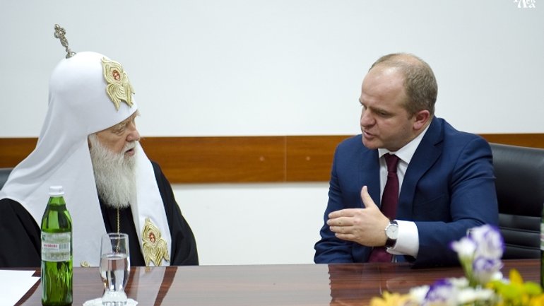 Патріарх Філарет під час зустрічі з депутатом Європарламенту задекларував свою підтримку курсу України на Європу - фото 1
