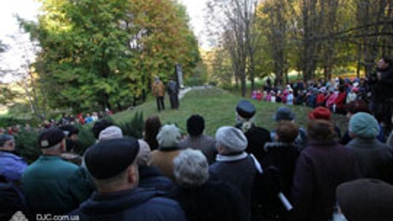В Днепропетровске почтили память 11 тысяч жертв массовых расстрелов евреев - фото 1