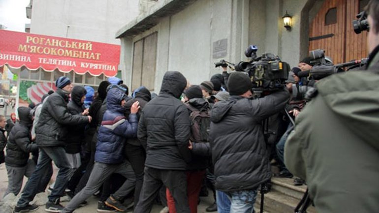 «Тітушки» штурмували церкву у Харкові, де проходив форум Євромайданів - фото 1