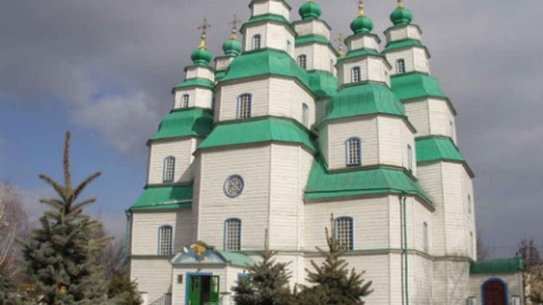 Горить знаменитий дерев’яний козацький собор в Новомосковську Дніпропетровської області - фото 1
