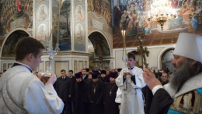 Янукович молився у Лаврі з нагоди Дня Соборності, а на Грушевського гинули люди - фото 1