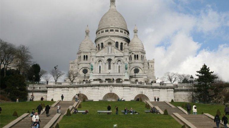 Осквернено один із головних символів Парижа — базиліку Пресвятого Серця Ісусового - фото 1