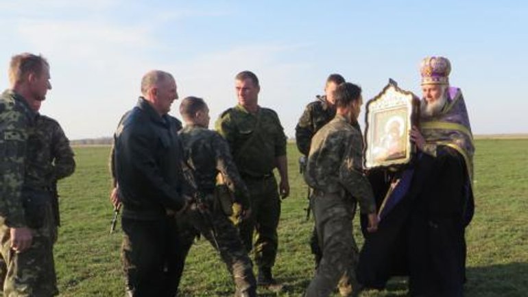 Священики УПЦ (МП) підтримують духовно військовослужбовців на блокпостах Херсонської області з Кримом - фото 1