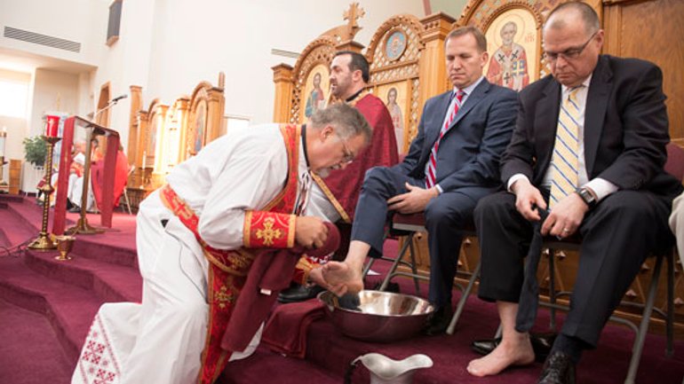 Глава митрополії УГКЦ у США обмив ноги українському послові - фото 1