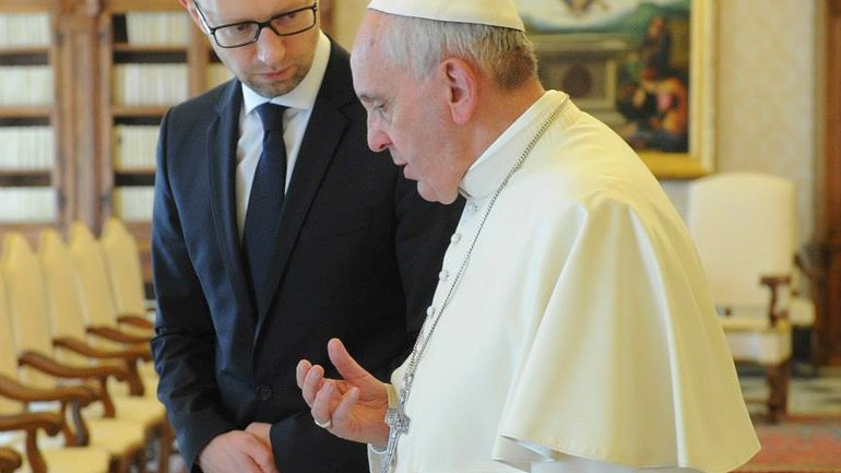 Папа Франциск пообіцяв Арсенію Яценюку молитися за мир в Україні - фото 1