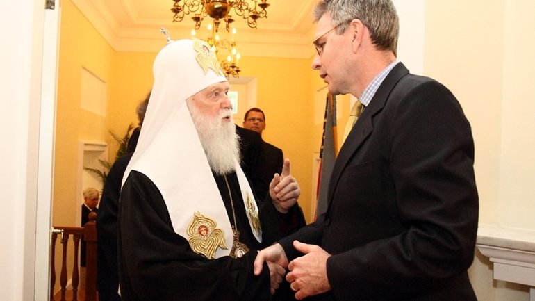 Патріарх Філарет взяв участь в урочистому прийомі у посольстві США у Києві - фото 1