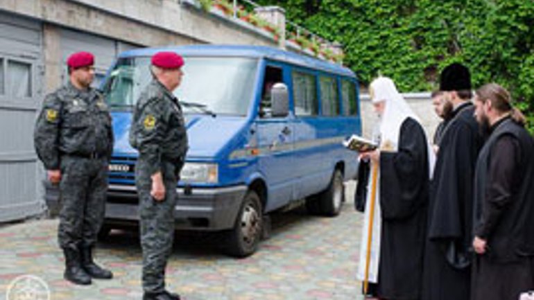 Патриарх Филарет подарил Нацгвардии микроавтобус и благословил бойцов на отправку на Донбасс - фото 1