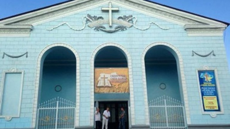 В Шахтерске  террористы захватили храм и угрожали пастору расстрелом - фото 1