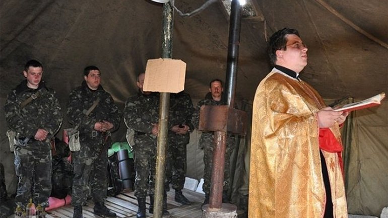 Українські військові просять, щоб капелани були з ними в окопах та їздили на блокпости - фото 1