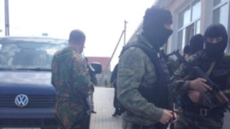 Люди в масках после обысков увезли замдиректора крымского медресе - фото 1