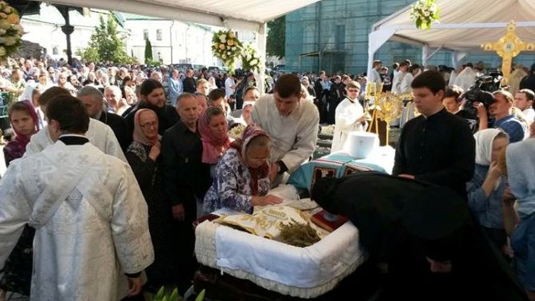 Hundreds of people attended funeral of Metropolitan Volodymyr - фото 1
