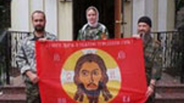 В донецком храме для боевиков освятили знамя с изображением Спаса - фото 1