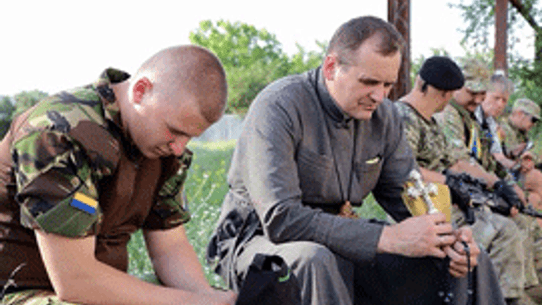 Священники смогут стать штатными капелланами в военных структурах Украины - фото 1
