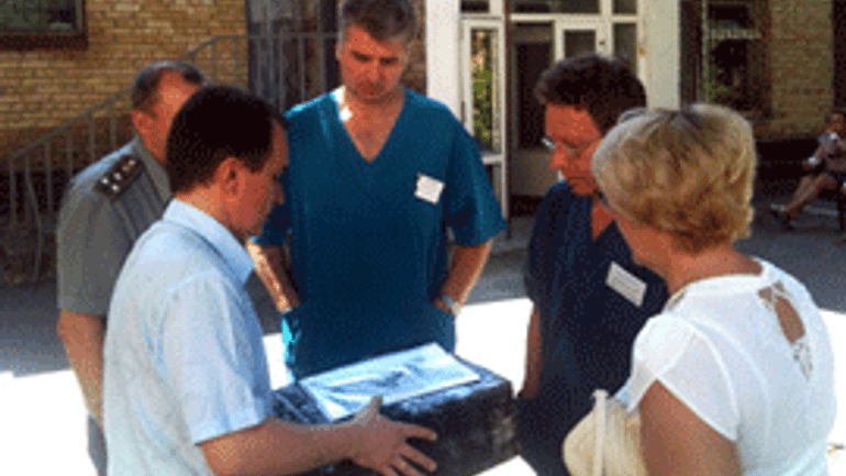 П’ятидесятники України передали військовому госпіталю сучасний апарат для прискорення лікування поранених - фото 1